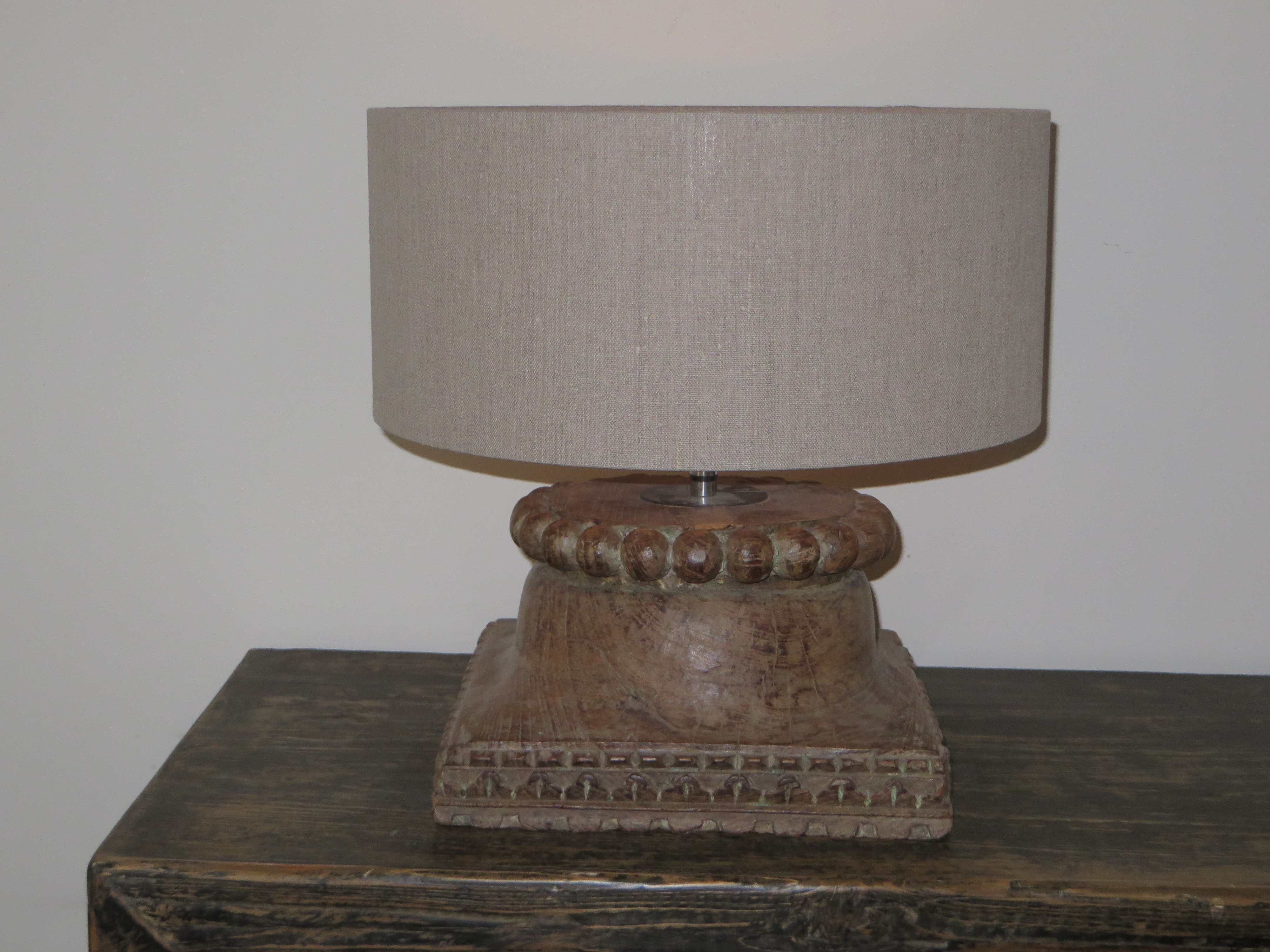 :: Uniek houten lamp voet gemaakt van oud ornament tempel
